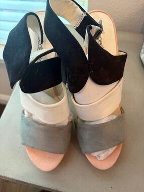 Shoe Dazzle Tri-Tone Suede & Leather Block Heel Sandals in Black, White & Gray